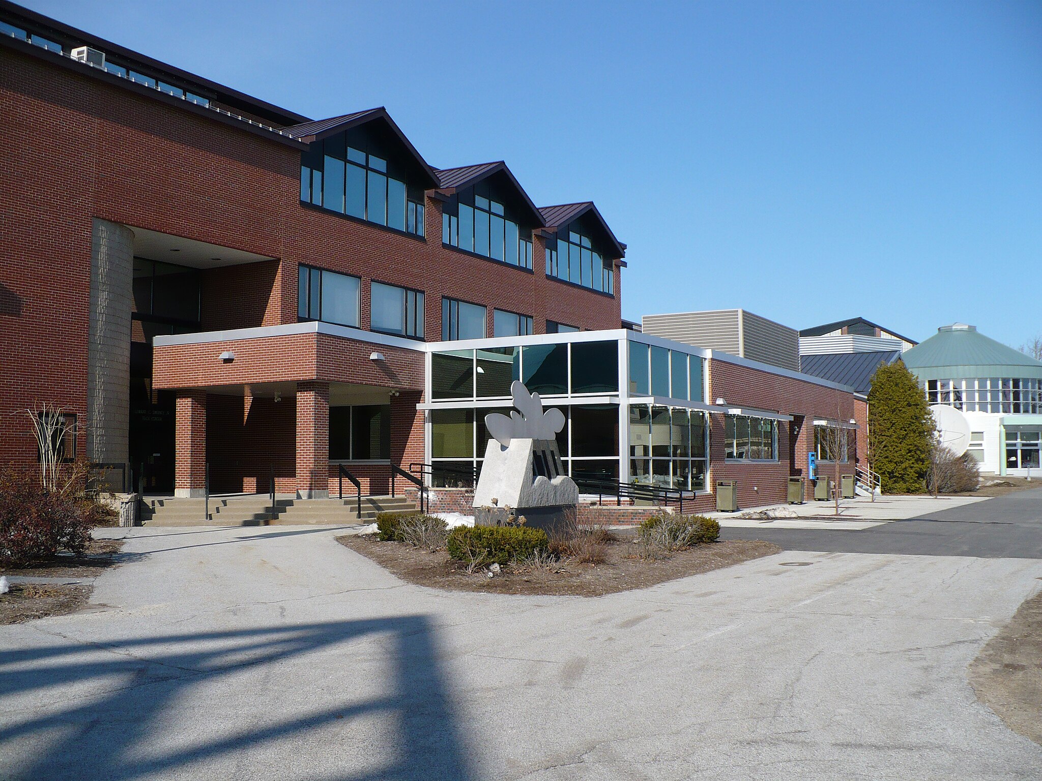 2048px-NHTI_Sweeney_Hall